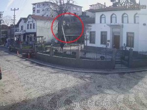 Kestiği Ağaçtan Düşerek Hayatını Kaybetti