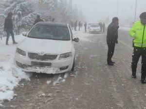 Karda Kayan Otomobil Yayalara Çarptı: 5 Yaralı