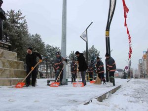 Elazığ’da Cadde Ve Kaldırımlar Kardan Temizleniyor