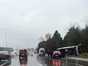 Kemerburgaz Yolunda Midibüs Devrildi