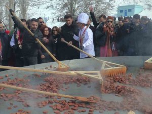 Yedincisi Düzenlenen Festivalde 7 Buçuk Ton Sucuk 350 Bin Kişiye Dağıtıldı