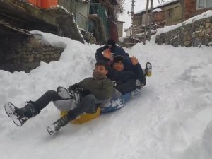 Çelikhan’da Çocukların Kar Sevinci