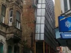 Beyoğlu’nda Kuvvetli Rüzgarda Sallanan İskele Korkuttu