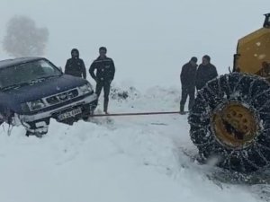 Batman’da Yolda Mahsur Kalan 2 Aile İ̇l Özel İ̇daresi Ekiplerince Kurtarıldı