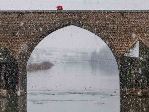 Diyarbakırlılar Kar Yağmasını On Gözlü Köprü’de Halay Çekerek Kutladı