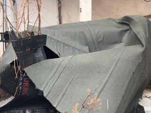 Maltepe’de Fırtına Nedeniyle Çatıdaki İzolasyon Malzemesi Sokağa Düştü