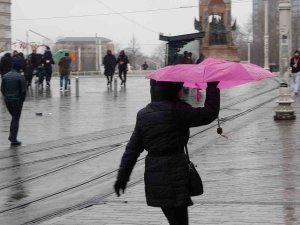 Taksim’de Kuvvetli Rüzgar İle Yağış Vatandaşlara Zor Anlar Yaşattı