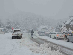 Antalya-konya Karayolunda Yoğun Kar Yağışı Sürücülere Zor Anlar Yaşatıyor