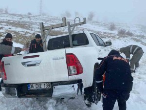 Karda Mahsur Kalan Elektrik Dağıtım Ekibini Afad Kurtardı