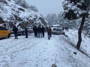 Burdur’da Kar Yağışına Hazırlıksız Yakalanan Sürücüler Yollarda Kaldı