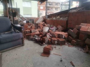 İ̇zmir’de Ekmek Yapan Kadınların Üzerine Teras Duvarı Yıkıldı: 3 Yaralı
