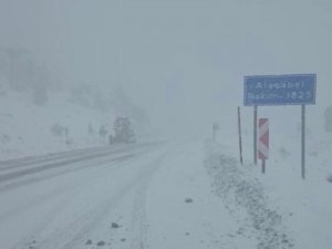 Antalya-konya Karayolu Trafiğe Kapatıldı, Sürücüler Tesislere Yönlendirildi