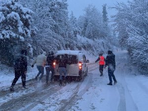 İ̇znik’te Yoğun Kar Yağışı Hayatı Felç Etti, Araçlar Yolda Kaldı