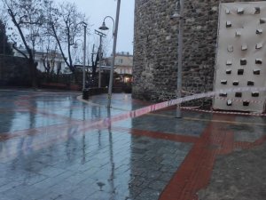 Galata Kulesi’ndeki Demirler Rüzgardan Hasar Gördü