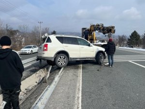 Yoldan Çıkan Cip Bariyerlere Çarptı: 2 Yaralı