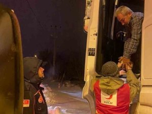 Afad Ve Kızılay, Yolda Mahsur Kalan Tır Sürücülerini Yalnız Bırakmadı