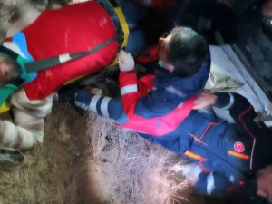 Takla Atan Araçtan Çıkan Kız Çocuğu Yardım İstedi: 4 Yaralı