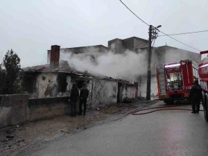 Bursa’da Metruk Binada Çıkan Yangın Korkuttu