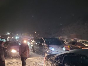 Isparta’da Kayak Merkezinin Yolu Kapandı, Uzun Araç Kuyrukları Oluştu