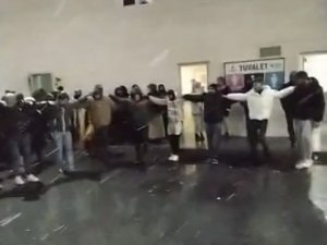 Kar Altında Halay Çekip Asker Uğurladılar