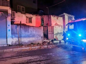 İ̇zmir’de Faciadan Dönüldü: Evin Çatısı Çöktü, 1 Kişi Yaralı Kurtarıldı