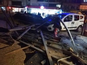 Ayvalık’ta Kuvvetli Fırtınada Bir Apartmanın Çatısı Uçtu