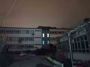 İ̇zmir’de Uçan Çatı Binaya Çarptı, Ev Sahibi Korku Dolu Anlar Yaşadı