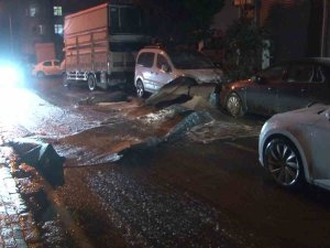 Küçükçekmece’de Çatı Kaplaması Uçtu, 2 Araç Hasar Aldı