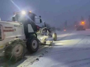 Kiraz-alaşehir Yolu Kar Yağışı Nedeniyle Ulaşıma Kapandı