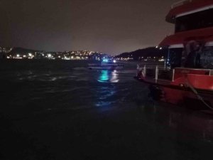 İ̇stanbul’un Sarıyer İlçesinde Selfie Çekinen 4 Arkadaştan Biri Sahil Kenarında Ayağının Kayması Sonucu Denize Düştü. Durumun Bildirilmesi Üzerine Olay Yerine Gelen Ekipler Denize Düşen Genci Arama Çalışmalarına Devam Ediyor