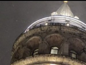Galata Kulesi’nin Korkulukları Şiddetli Rüzgar Nedeniyle Koptu