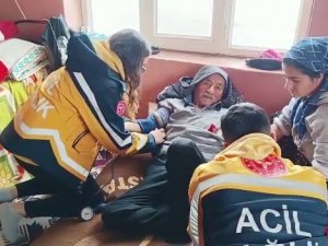 Siirt’te Hastalanan 2 Kişi Ekipler Tarafından Hastaneye Ulaştırıldı