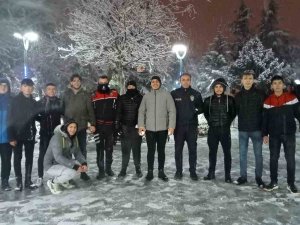 Burdur’da Beklenen Kar Yağdı, Öğrenciler Sokağa Döküldü