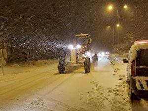 Yenice’de Karla Mücadele Çalışmaları Aralıksız Sürüyor
