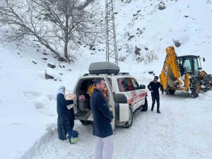 Ekipler Köyde Rahatsızlanan Rumeysa Ve Melisa Kardeşler İçin Seferber Oldu