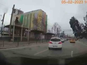 İ̇zmir’deki Ağaç Devrilmeleri Ve Çatı Uçmaları Kamerada