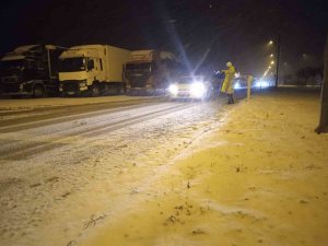 Afyonkarahisar-antalya Kara Yolu Yoğun Kar Yağışı Nedeniyle Tır Geçişine Kapatıldı