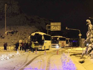 Antalya-konya Kara Yolu’nda Yüzlerce Araç Yolun Açılmasını Bekliyor