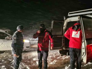 Muğla’da Kar Sebebi İle Mahsur Kalanlara Kumanya Dağıtıldı