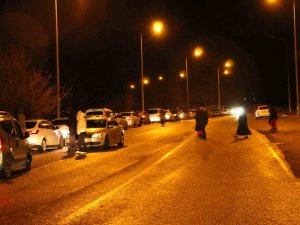 Siirt’te Hissedilen Şiddetli Deprem Vatandaşı Sokaklara Döktü
