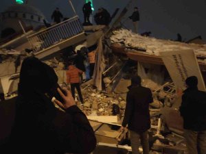 Malatya’da Çok Sayıda Bina Çöktü, Enkazda Aramalar Sürüyor