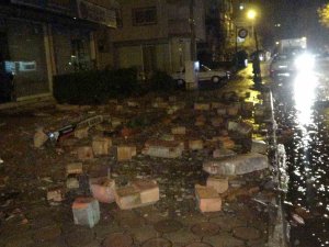 Kozan’da Vatandaşlar Pazar Yeri Ve Kapalı Spor Salonunda Toplandı