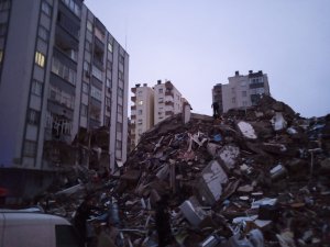 Adana’da 14 Katlı Binadan Bir Kişi Sağ Çıkartıldı