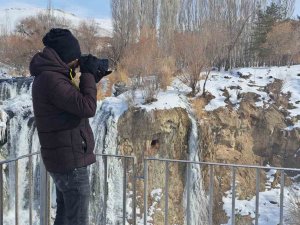 Kısmen Donan Muradiye Şelalesi’ne Yoğun İlgi
