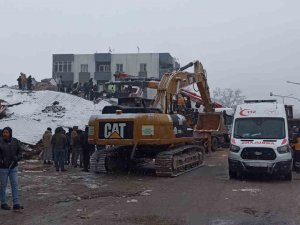 Depremde Kahramanmaraş’ta Birçok Bina Yıkıldı, Kurtarma Çalışmaları Sürüyor