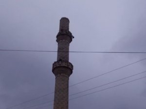 Osmaniye’de Depremde Yıkılan Minarenin Ucu Eve Zarar Verdi