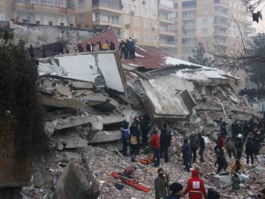 Gün Ağardı, 7 Katlı Apartmanın Enkazı Ortaya Çıktı