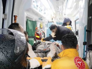 Adana’da Yıkılan Binalardan Kurtarılma Çalışması Sürüyor