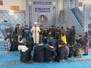 Namaza Gelen Çocuklara Hediye Verildi