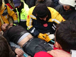 8 Katlı Binanın Enkazından 1’i Engelli 3 Kişi Kurtarıldı